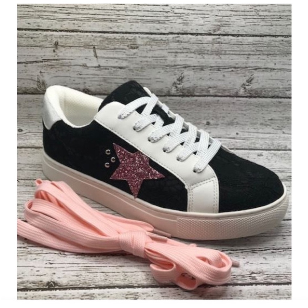 Corkys Black Lace Supernova
Sneaker with extra shoelaces Size 7